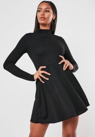 Черна рокля със затворено деколте и дълъг ръкав